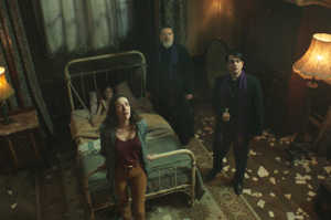 El padre Gabriel Amorth (Russell Crowe) junto a su ayudante, el padre Esquibel (Daniel Zovatto)