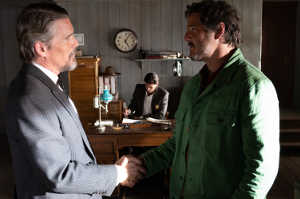 De izquierda a derecha: Jake (Ethan Hawke) dando la mano en signo de bienvenida a Silva (Pedro Pascal)