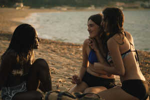 Los encuentros en la playa son habituales enrte los jóvenes de este largometraje Los encuentros en la playa son habituales enrte los jóvenes de este largometraje