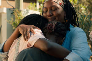 Kh�didja (A�ssatou Diallo Sagna) abrazando a sus hijas: Farah (Esther Gohourou) y Jessica (Suzy Bemba)