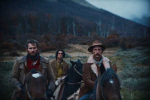 El triángulo protagónico está formado por (de izquierda a derecha): Alexander MacLennan (Mark Stanley), Segundo (Camilo Arancibia) y Bill (Benjamin Westfall) El triángulo protagónico está formado por (de izquierda a derecha): Alexander
MacLennan (Mark Stanley), Segundo (Camilo Arancibia) y Bill (Benjamin Westfall)