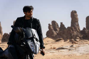 El asesino Kahil Nasir (Ali Fazal) persiguiendo a Tom Harris