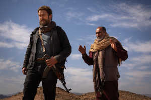 Tom Harris (Gerard Butler) junto a su guia y traductor, Mohammad 'Mo' Doud (Navid Negahban)