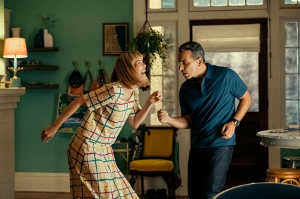 Sebastian (Sebastian Maniscalco ) y Ellie (Leslie Bibb), los novios