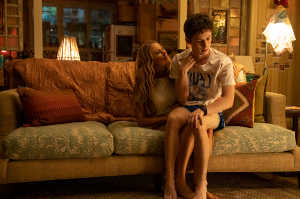 Maddie Barker (Jennifer Lawrence) junto a Percy Becker (Andrew Barth Feldman)