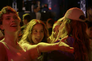Itsaso Arana en la fiesta del pueblo junto a sus amigas