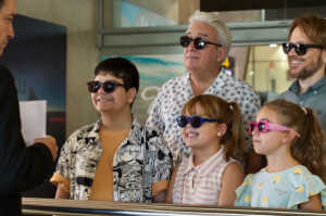 �scar (Leo Harlem) y F�lix (Sasntiago Segura) junto a sus hijos registr�ndose en el hotel de los l�os