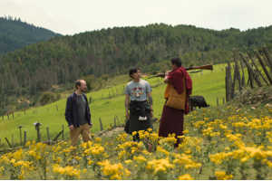 De izquierda a derecha: el coleccionista de armas Ronald Coleman (Harry Einhorn), Benji (Tandin Sonam) y Tashi (Tandin Wangchuk)