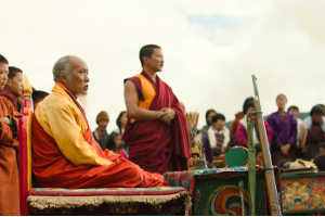 Momento de ofrenda con el lama sentado (Kelsang Choejay), Tashi y los ciudadanos de Ura
