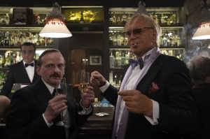 Bill Crush (Mickey Rourke), a la derecha, un yanqui en declive junto a su  secretario, Caspar Tell (Milan Peschel)