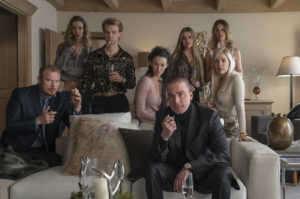 En el centrro, Anton (Alexander Petrov) junto a su grupo de rusos que invaden el hotel
lleno de maletas misteriosas
