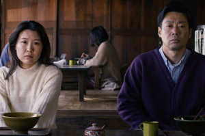 Mayumi (Ayaka Shibutani) y su compañero de trabajo, Takahashi (Ryûji Kosaka) Mayumi (Ayaka Shibutani) y su compañero de trabajo, Takahashi (Ryûji Kosaka)
