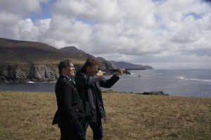 El alguacil local Vincent (Ciar�n Hinds) junto a Finbar Murphy (Liam Neeson) disparando