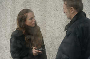 La terrorista Doireann McCann (Kerry Condon) apuntando a Finbar