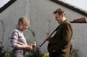 Rita Quinn (Niamh Cusack) charlando con su vecino Finbar