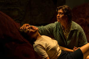 Mar�a (Janet Nov�s) en sus funciones de partera