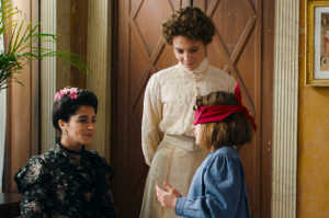 Maria Montessori (Jasmine Trinca), de pie, junto a Lili d'Alengy (Leïla Bekhti) y su hija Tina (Rafaëlle Sonneville-Caby) Maria Montessori (Jasmine Trinca), de pie, junto a Lili d'Alengy (Leïla Bekhti) y su hija Tina (Rafaëlle Sonneville-Caby)
