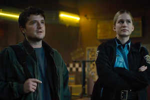 Mike (Josh Hutcherson) junto a Elizabeth Lail (Vanessa)