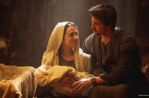 Maria (Fiona Palomo) y José (Milo Manheim) con su hijo, Jesús Maria (Fiona Palomo) y José (Milo Manheim) con su hijo, Jesús