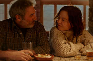 Ona (Montse Germ�n) y su amigo Jordi (Sergi L�pez)