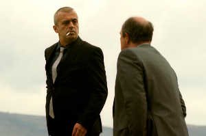 Vuk (Sergej Trifunovic) junto a �arko (Boris Isakovic) de espaldas