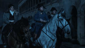 Paul Barras (Tahar Rahim, a la izquierda) y Napole�n (Joaquim Phoenix, en el centro) prepar�ndose para un ataque nocturno
