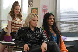 Regina George (Rene� Rapp) flanqueada por sus secuaces: Gretchen (Bebe Wood) y Karen (Avantika)