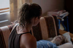 Anna junto a su hijo muerto