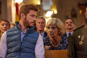 Pablo Merino (Juanlu Gonz�lez) junto a Victoria Silvela (Elena Irureta), representante de Espa�a Liberal y presidenta espa�ola