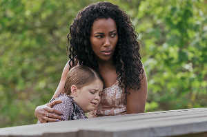 Alice abrazada por su madre, Jessica (DeWanda Wise)