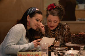 Amy junto a su abuela su abuela Cynthia (Lesley Manville)