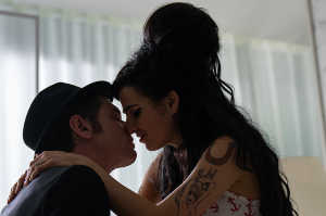 Amy (Marisa Abela) Jack y Blake (Jack O'Connell) en un arrebato pasional
