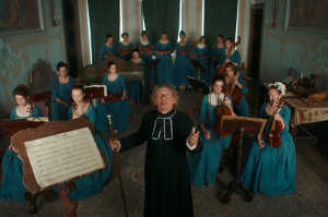 Perlina (Paolo Rossi) y sus chicas de orquesta