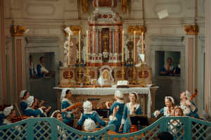 Tocando durante una ceremonia religiosa en el orfanato Sant�Ignazio