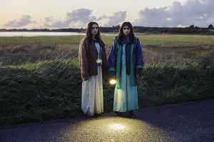 De izquierda a derecha: Septiembre (Pascale Kann) y Julio (Mia Tharia) De izquierda a derecha: Septiembre (Pascale Kann) y Julio (Mia Tharia)