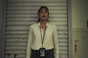 Agente Lee Harker (Maika Monroe)