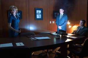 Kelly Jones (Scarlett Johansson) y Cole Davis (Channing Tatum) frente a documentos de alto secreto