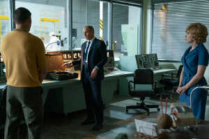 Cole Davis (Channing Tatum), de espaldas, junto a Moe Berkus (Woody Harrelson) y  Kelly Jones (Scarlett Johansson)
