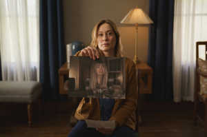 Mia (Camille Sullivan) mostrando el retrato de su hermana desaparecida, Riley Brennan (Sarah Durn)