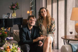 Paco (Salva Reina) y Regina (Paulina Goto), los novios