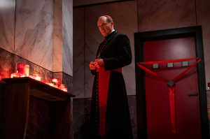 El cardenal Lawrence (Ralph Fiennes) ante la estancia papal sellada El cardenal Lawrence (Ralph Fiennes) ante la estancia papal sellada