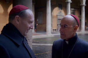 Lawrence junto al cardenal Bellini (Stanley Tucci)