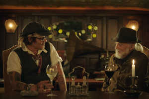 Johnny Depp charlando con Michael Chaplin Johnny Depp charlando con Michael Chaplin