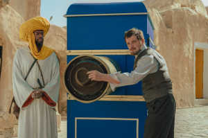 Gabriel Veyre (F�lix Moati) junto a su m�qina de hacer cine
