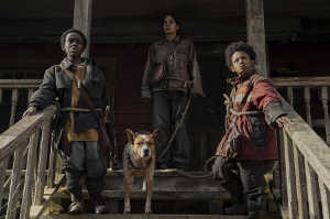Momma (Halle Berry) junto a sus dos hijos: Nolan (Percy Daggs IV), Samuel (Anthony B. Jenkins) y su perro Koda