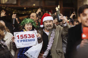 Bego (Gracia Olayo) y Agustín (Antonio Resines) celebrando un falso premio gordo de Navidad Bego (Gracia Olayo) y Agustín (Antonio Resines) celebrando un falso premio gordo de Navidad