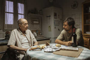 Felipe (Miguel Rell�n) charlando junto a Pablo
