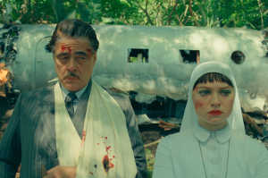 Zsa-zsa Korda (Benicio Del Toro) junto a su hija Liesl (Mia Threapleton) tras sobrevivir al 'accidente' aéreo Zsa-zsa Korda (Benicio Del Toro) junto a su hija Liesl (Mia Threapleton) tras sobrevivir al 'accidente' aéreo