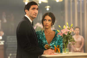 George Fahmy (Fares Fares) junto a Donya (Lyna Khoudri) George Fahmy (Fares Fares) junto a Donya (Lyna Khoudri)