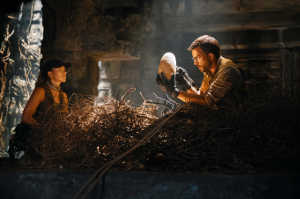 Zora Bennett (Scarlett Johansson) junto al doctor Henry Loomis (Jonathan Bailey)